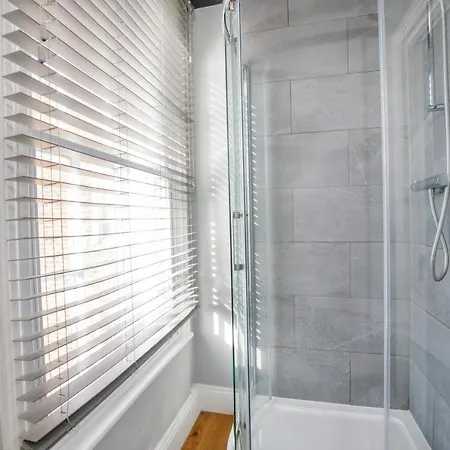 Daire Bateman, Modern Centre Sleeps 6 *