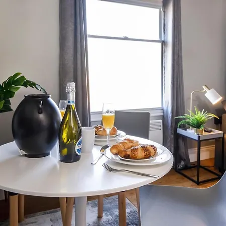 Bateman, Modern Centre Sleeps 6 יורק